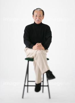 椅子 男性 座る 正面 足組 スツール の画像素材 ライフスタイル イラスト Cgの写真素材ならイメージナビ