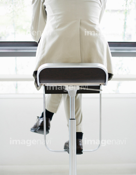 椅子 座る 足を組む 後ろ向き の画像素材 行動 人物の写真素材ならイメージナビ