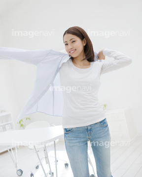 女性 シャツ 着替え 日本人 喜び の画像素材 その他のライフスタイルの写真素材ならイメージナビ