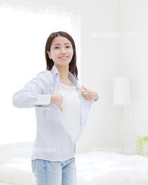 女性 シャツ 着替え 日本人 1人 の画像素材 日本人 人物の写真素材ならイメージナビ