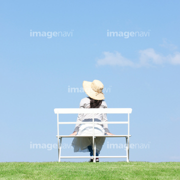 椅子 座る 後姿 青色 さわやか の画像素材 構図 人物の写真素材ならイメージナビ