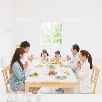 家族 食卓 日本人 6人 ジェスチャー ロイヤリティフリー の画像素材 料理 食事 ライフスタイルの写真素材ならイメージナビ