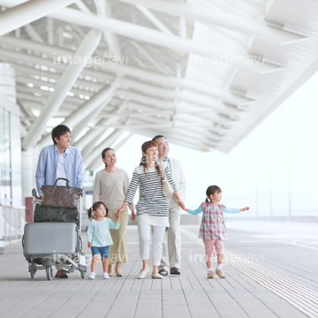 家族旅行 日本人 歩く ロイヤリティフリー の画像素材 趣味 遊び ライフスタイルの写真素材ならイメージナビ