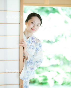 女性らしい 浴衣 ポーズ の画像素材 日本人 人物の写真素材ならイメージナビ