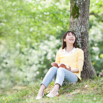 寄りかかる 木 座る 女 の画像素材 日本人 人物の写真素材ならイメージナビ