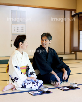 着物 座る 男性 全身 の画像素材 日本人 人物の写真素材ならイメージナビ