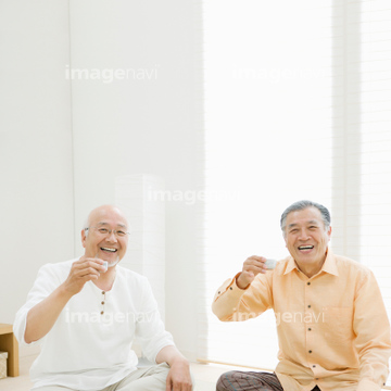 日本酒 2人 おちょこ 持つ 動作 の画像素材 料理 食事 ライフスタイルの写真素材ならイメージナビ