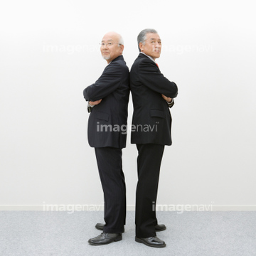 横向き 男性 腕組み 背中合わせ の画像素材 ビジネスイメージ ビジネスの写真素材ならイメージナビ