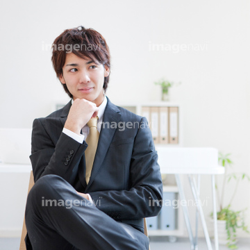 足を組む 男性 スーツ 黒色 の画像素材 ビジネスパーソン ビジネスの写真素材ならイメージナビ
