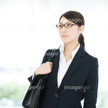 女性 メガネ スーツ Bloomimage の画像素材 ビジネスパーソン ビジネスの写真素材ならイメージナビ