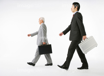 横向き 男性 全身 スーツ 歩く 日本人 の画像素材 行動 人物の写真素材ならイメージナビ