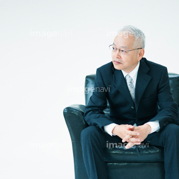 男性 シニア 日本人 1人 スーツ 全身 座る の画像素材 業種 職業 ビジネスの写真素材ならイメージナビ
