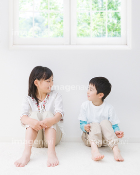 体育座り 正面 の画像素材 感情 人物の写真素材ならイメージナビ