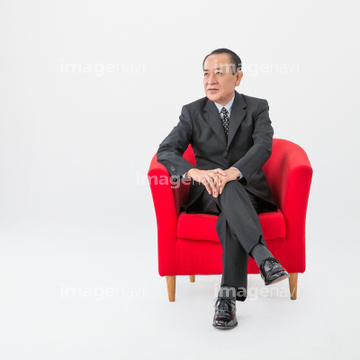男性 シニア 日本人 1人 スーツ 全身 座る の画像素材 業種 職業 ビジネスの写真素材ならイメージナビ