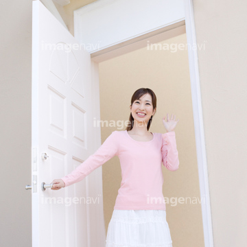 ドア 開ける 女性 1人 手 の画像素材 エクステリア 建具の写真素材