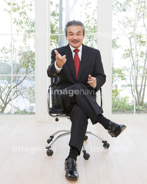 足を組む 回転椅子 洋室 の画像素材 日本人 人物の写真素材ならイメージナビ