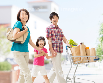 ショッピング 日本人 家族 3人 親子 ロイヤリティフリー の画像素材 家族 人間関係 人物の写真素材ならイメージナビ