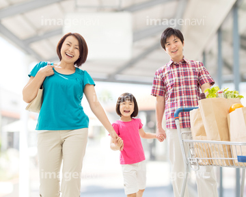 ショッピング 日本人 家族 3人 親子 幼児 ロイヤリティフリー の画像素材 子育て ライフスタイルの写真素材ならイメージナビ
