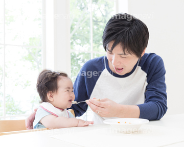 あーん 食べさせる の画像素材 行動 人物の写真素材ならイメージナビ