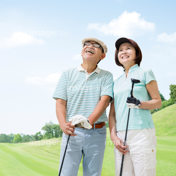熟女ゴルフ 熟女運ぶゴルフクラブ | プレミアム写真
