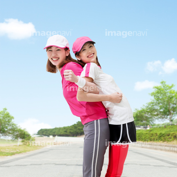 フィットネス 2人 背中合わせ 笑顔 の画像素材 フィットネス スポーツの写真素材ならイメージナビ