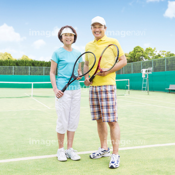 人物 日本人 シニア スポーツウェア テニスウェア の画像素材 写真素材ならイメージナビ
