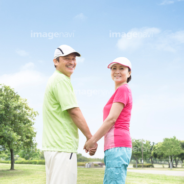 カップル 手をつなぐ 50代 Bloomimage の画像素材 家族 人間関係 人物の写真素材ならイメージナビ