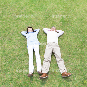 寝る 俯瞰 2人 全身 50代 の画像素材 年齢 人物の写真素材ならイメージナビ