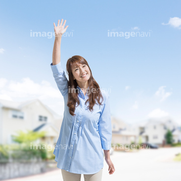 人物 日本人 女性 ジェスチャー 手を振る の画像素材 写真素材ならイメージナビ