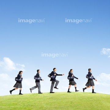 男性 歩く 横向き 中学生 の画像素材 子育て ライフスタイルの写真素材ならイメージナビ