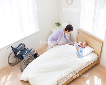 寝る 男性 俯瞰 ベッド 立つ の画像素材 住宅 インテリアの写真素材ならイメージナビ