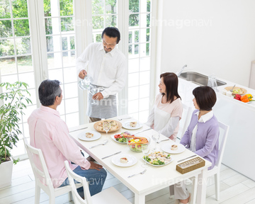 食事 家族 日本人 食事会 ロイヤリティフリー の画像素材 料理 食事 ライフスタイルの写真素材ならイメージナビ