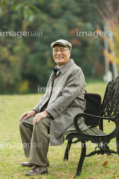 老人 日本人 男性 座る コート 洋服 の画像素材 年齢 人物の写真素材ならイメージナビ