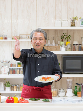 男性 皿 持つ 手を上げる の画像素材 料理 食事 ライフスタイルの写真素材ならイメージナビ
