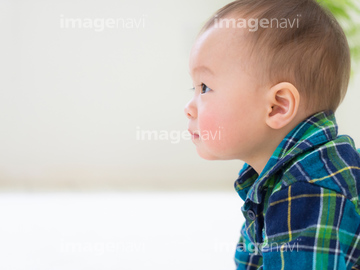 赤ちゃん 横顔 男の子 上半身 カジュアルウェア の画像素材 体のパーツ 人物の写真素材ならイメージナビ