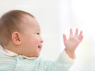 人物 日本人 赤ちゃん 笑顔 1人 手を上げる の画像素材 写真素材ならイメージナビ