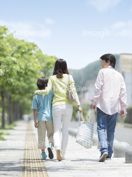 ショッピング 日本人 家族 3人 親子 ロイヤリティフリー の画像素材 家族 人間関係 人物の写真素材ならイメージナビ
