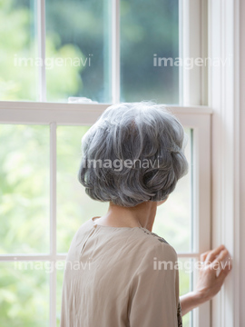 人物 構図 後ろ姿 シニア の画像素材 写真素材ならイメージナビ