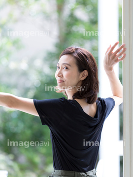 振り向き 女性 日本人 手を上げる の画像素材 年齢 人物の写真素材ならイメージナビ