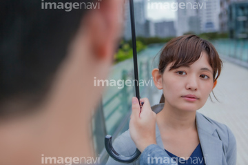 傘 差し出す の画像素材 外国人 人物の写真素材ならイメージナビ