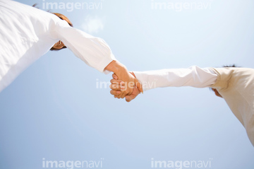 手つなぎ 後ろ姿 晴れ の画像素材 行動 人物の写真素材ならイメージナビ