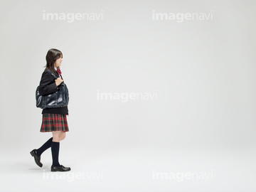 女子高生 横向き 学習 歩く の画像素材 お祝い事 弔事 ライフスタイルの写真素材ならイメージナビ