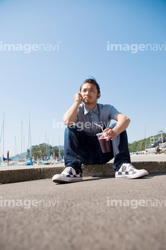 座る 地面 男性 日本人 の画像素材 日本人 人物の写真素材ならイメージナビ