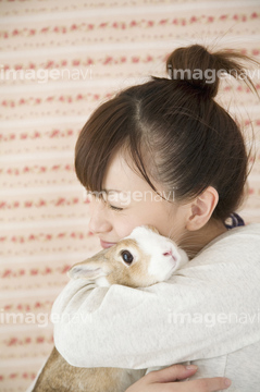 生き物 ペット ウサギ 抱く の画像素材 写真素材ならイメージナビ