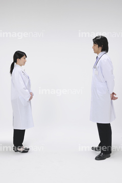 白衣 全身 横向き 2人 医療 の画像素材 サービス業 産業 環境問題の写真素材ならイメージナビ