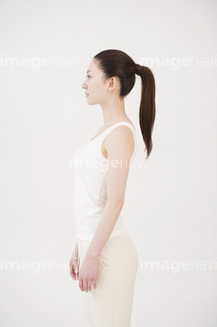 シンプル 若い女性 横顔 立つ の画像素材 体のパーツ 人物の写真素材ならイメージナビ