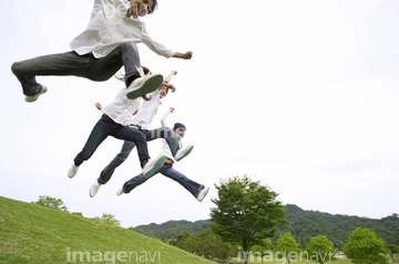 人物 構図 ジャンプ 動作 飛び降りる アジア人 の画像素材 写真素材ならイメージナビ