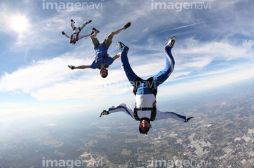 人物 構図 俯瞰 ジャンプ 動作 飛び降りる ふわふわ の画像素材 写真素材ならイメージナビ