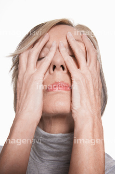 顔を覆う 手 の画像素材 年齢 人物の写真素材ならイメージナビ