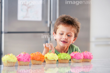 人物 構図 正面 笑う 子供 年齢層 食べる つまみ食い の画像素材 写真素材ならイメージナビ